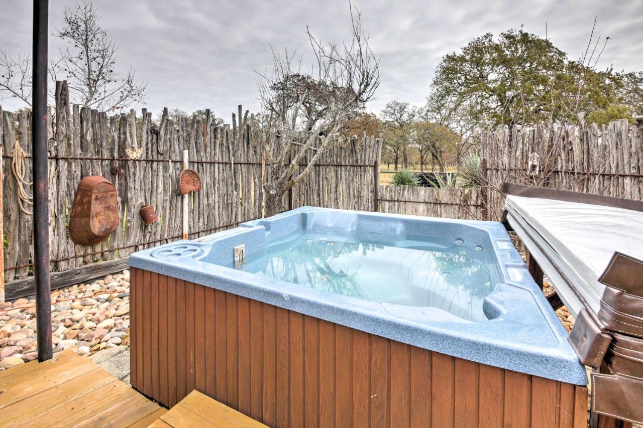 Ark Bunkhouse Fredericksburg Hideaway With Hot Tub Villa Exterior photo